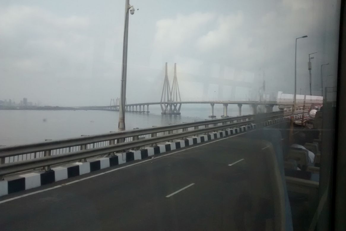 Another Visual Treat, BEST Midi-Bus Snapped On Sea Link