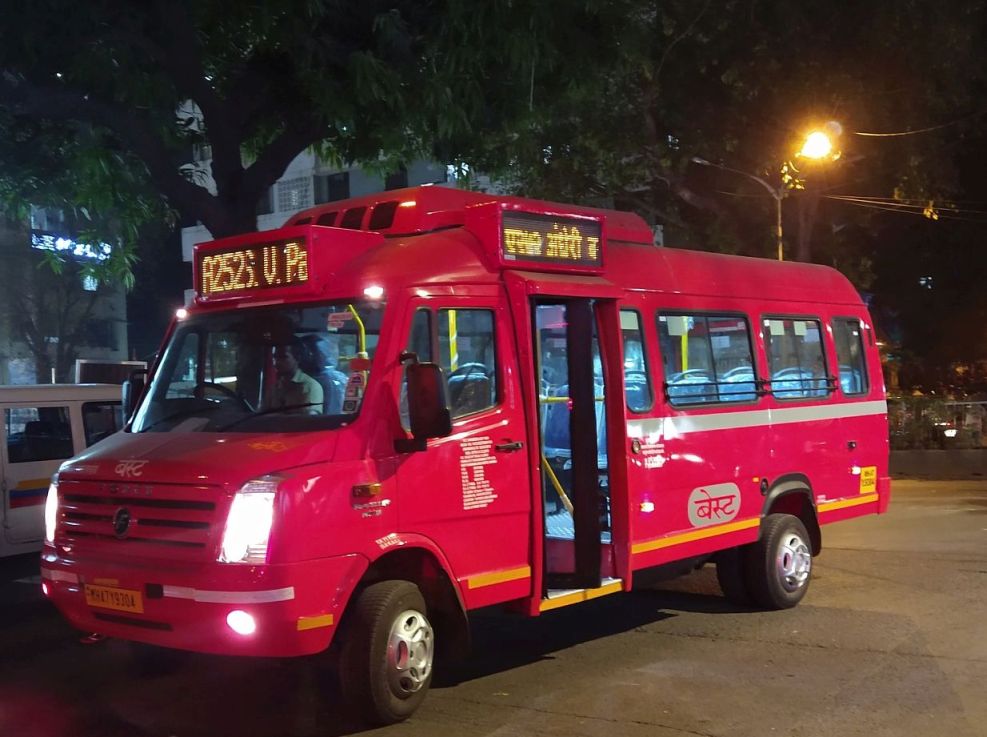 Bus A252 at Andheri Station (Photo clicked in 2019 by Srikanth Ramakrishnan/BESTpedia)