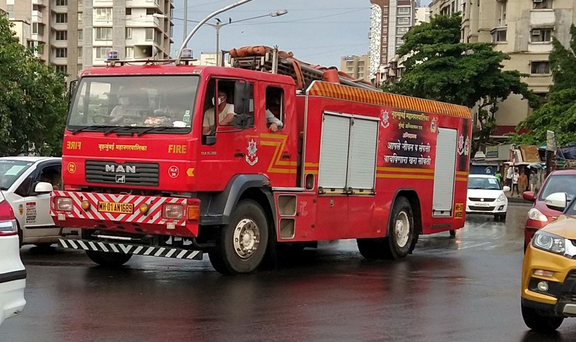 MAN Firetruck of the Mumbai Fire Brigade at JVPD Circle (Photo: Srikanth Ramakrishnan/BESTpedia)