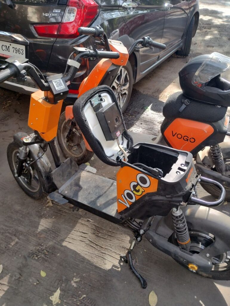 Scooter getting the Battery Swapped at the Vogo Station near Kelkar College, Mulund (East) (Gandharva Purohit for BESTpedia)
