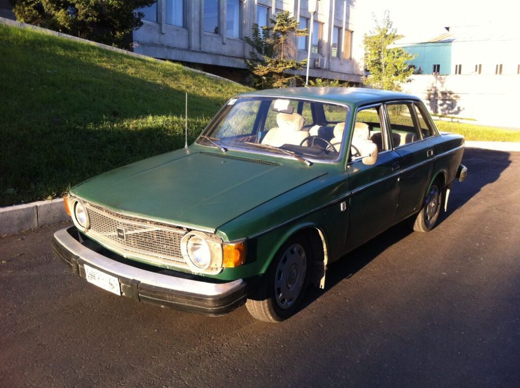 Still going strong. One of the Volvo's from yr 1974 still unpaid for by DPRK. Running as taxi in Chongjin w almost half million km on odo! (Caption as tweeted by the Swedish Embassy in Pyongyang)