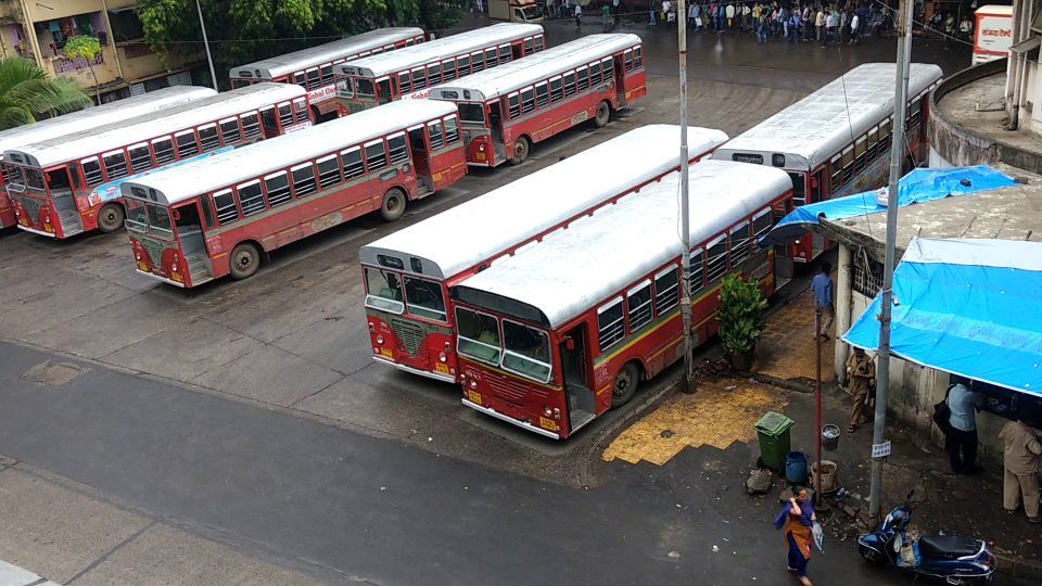 Buses at Agarkar Chowk (Srikanth Ramakrishnan)