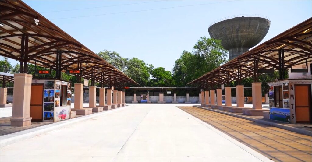 Lal Darwaja Bus Station (DeshGujarat/Twitter)