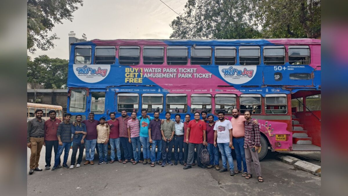 A group picture with the Double Decker at Sion Bus Station (Photo: Prathamesh Prabhu)