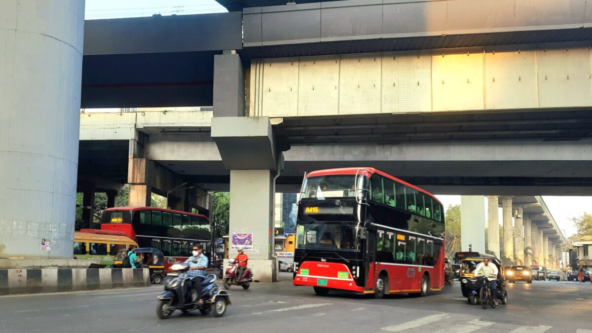 Two A-415s crossing each other at Chakala Signal (Western Express Highway Metro Station on Blue Line 1 and Gundavali on Red Line 7). Picture via Sahil Pednekar on Twitter.